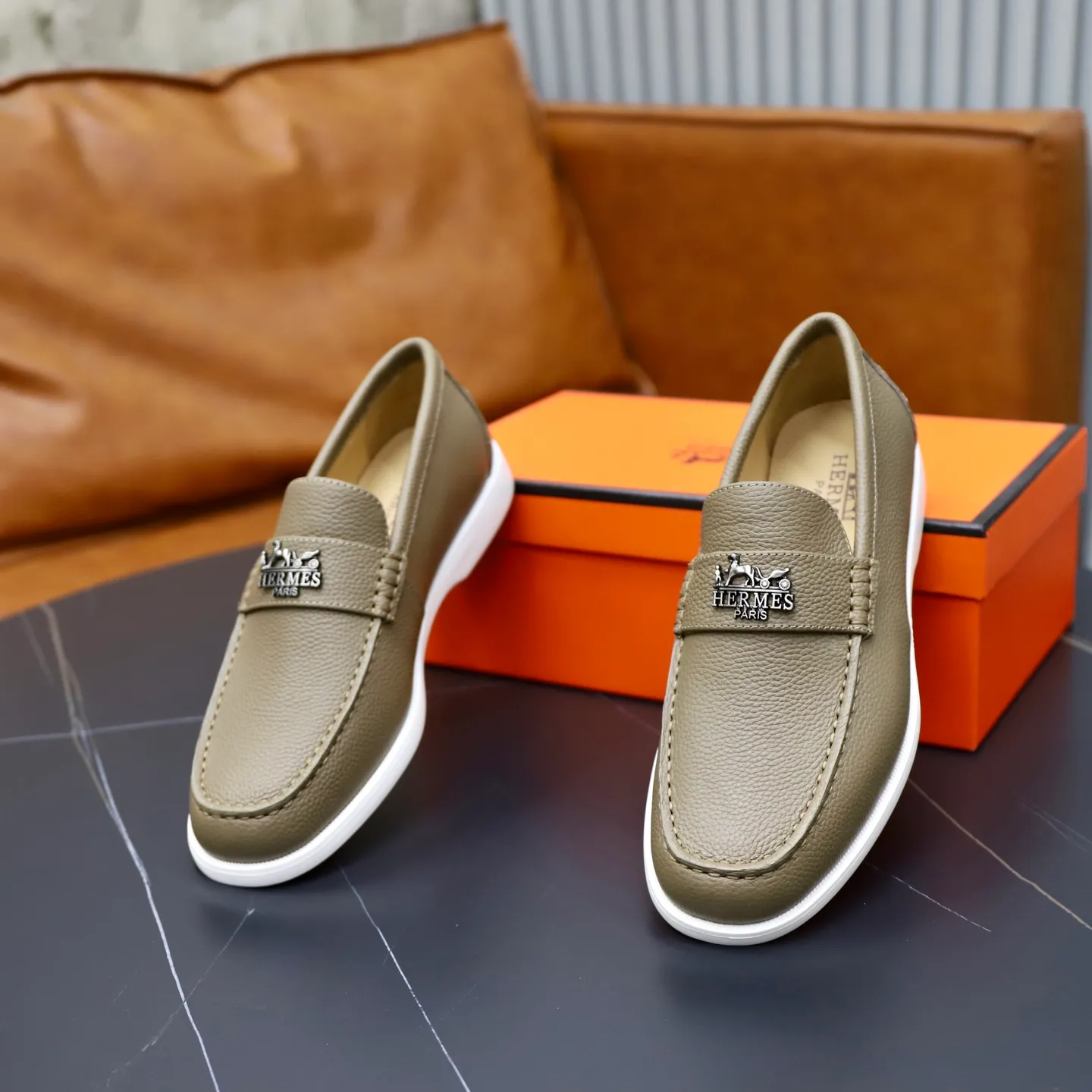 Ex-factory price: 560💰Hermès/Hermès slip-on men's shoes. This shoe is made of imported pebbled cowhide. It has simple and smooth lines and is combined with aerodynamically designed 3CM rubber foam ultra-light soles! Youthful and fashionable, classic H-shaped hardware buckle decoration, calf lining gently wraps the feet, with logo cowhide feet, casual and urban style, highlighting youthful vitality, sports and leisure version, super versatile, code number: 38-39-40-41-42-43-44 standard leather shoe size (45 can be customized but does not support returns)